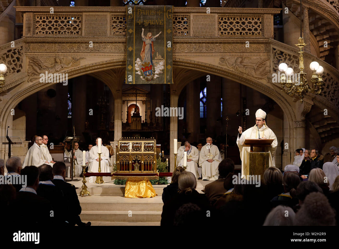 Mass with Sainte Genevieve reliquary in Saint Etienne du Mont catholic