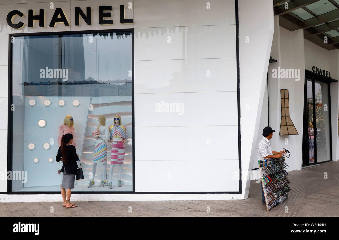 Biến túi shopping Chanel, LV thành phụ kiện hot - VnExpress Giải trí