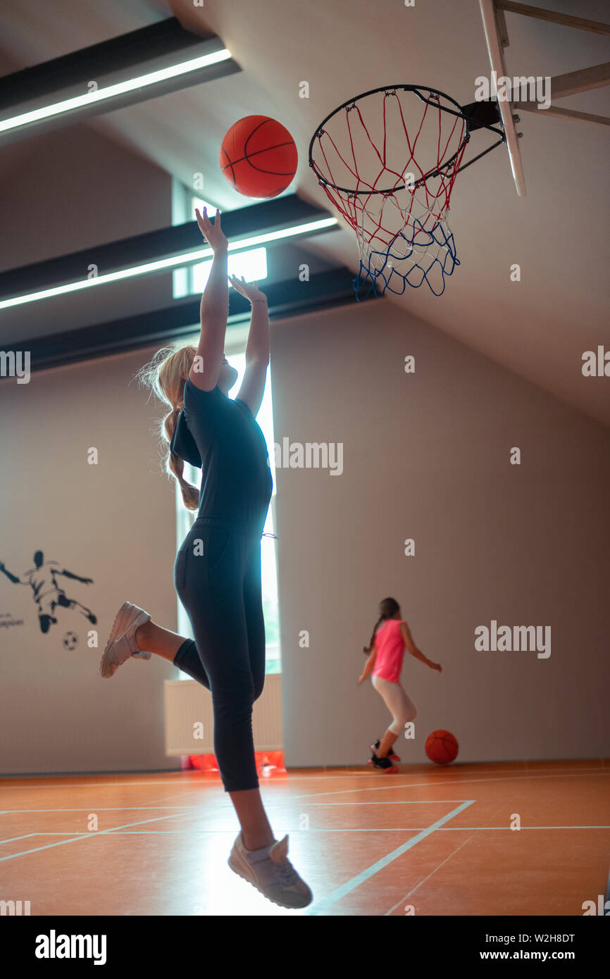 Kids throwing ball basketball hires stock photography and images Alamy