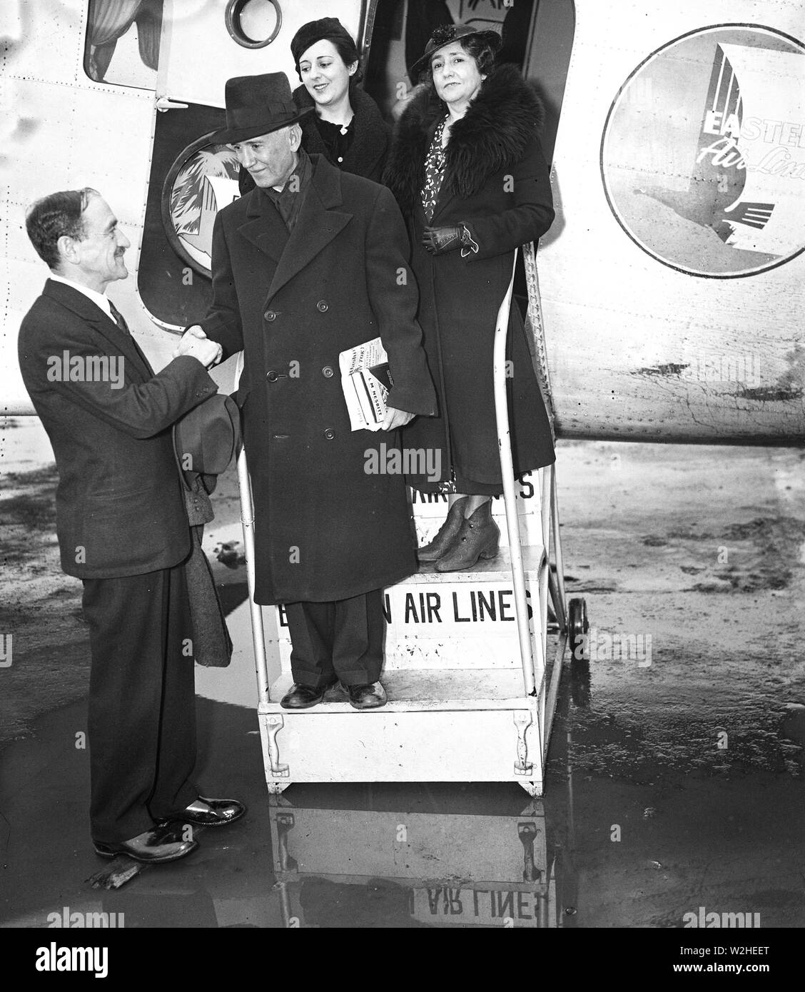 Vintage airplane passengers hi-res stock photography and images - Alamy