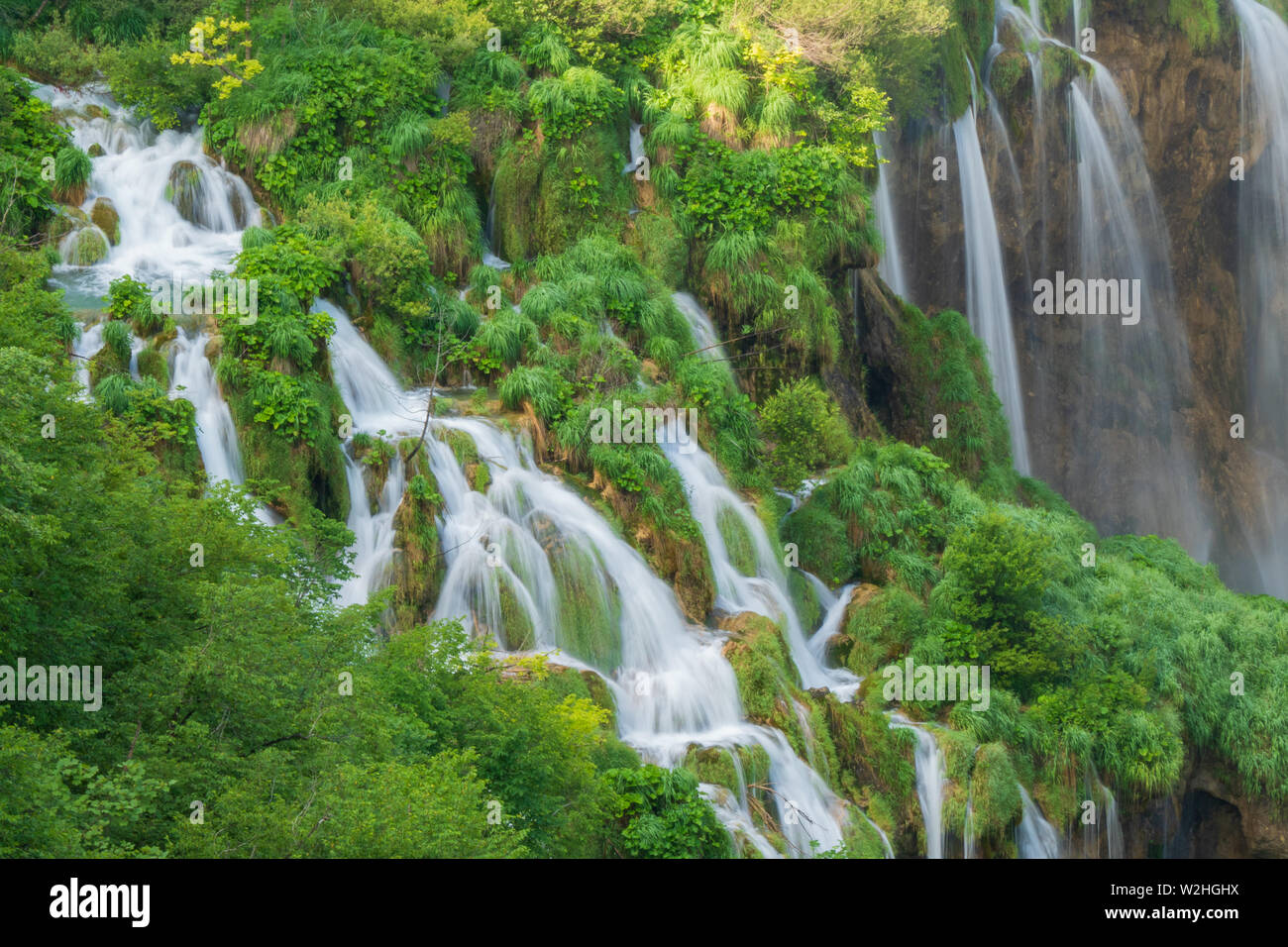 Interesse Kamp Logisk Pure, fresh water cascading down the rock face underneath the Veliki Slap,  the Great Waterfall, at the Plitvice Lakes National Park in Croatia Stock  Photo - Alamy