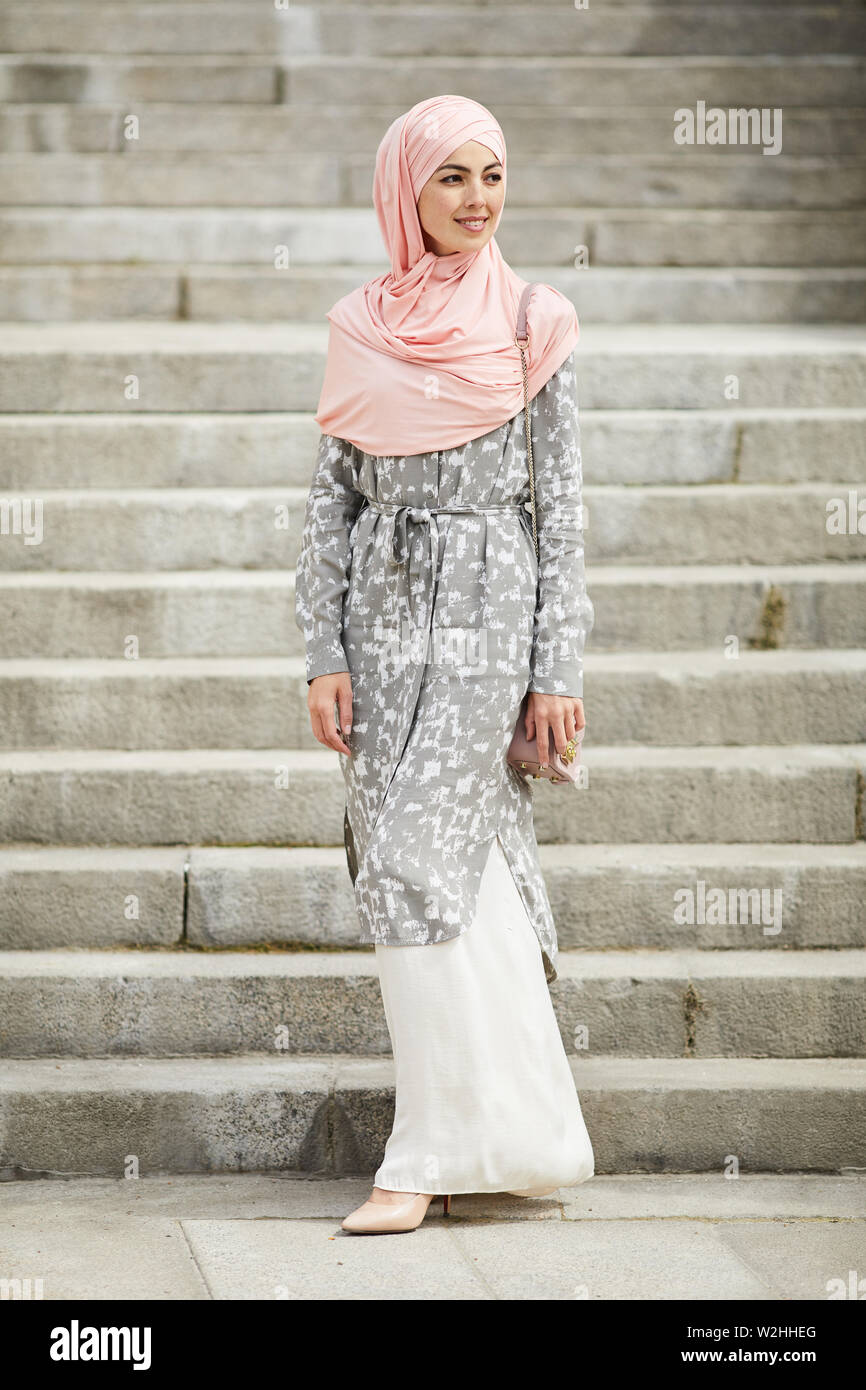 feit Beweging Afbreken Hijab and long dress hi-res stock photography and images - Alamy