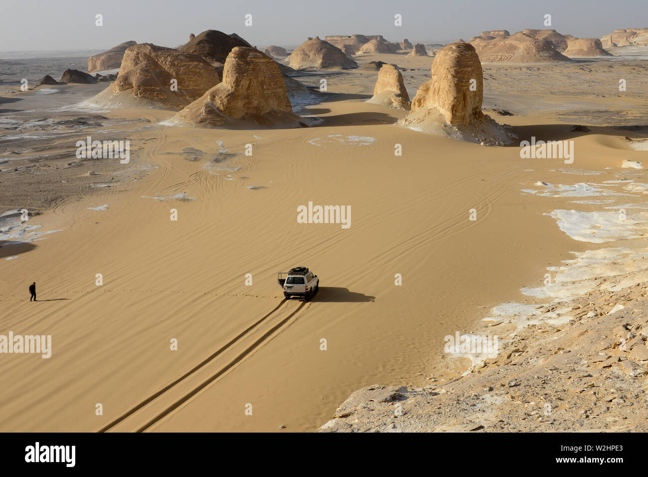 EGYPT, Farafra, Nationalpark White Desert, Naqb As Sillim - Pass of the Stairs , by sand and wind erosion shaped limestone and chalk cliffs Stock Photo