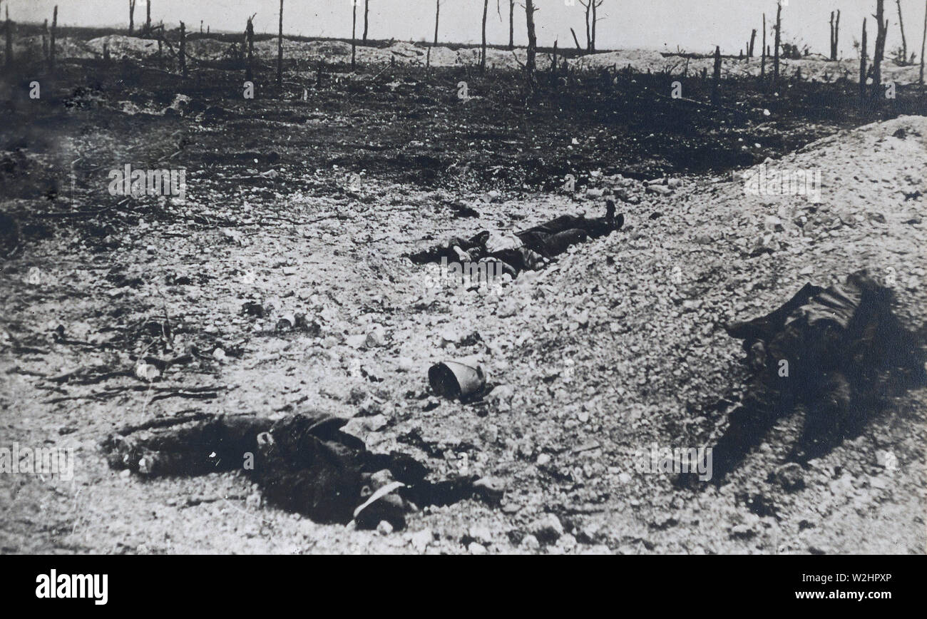 A FAMILIAR SCENE ON 'NO MAN'S LAND.' Dead soldiers in World War I ca. 1918 Stock Photo