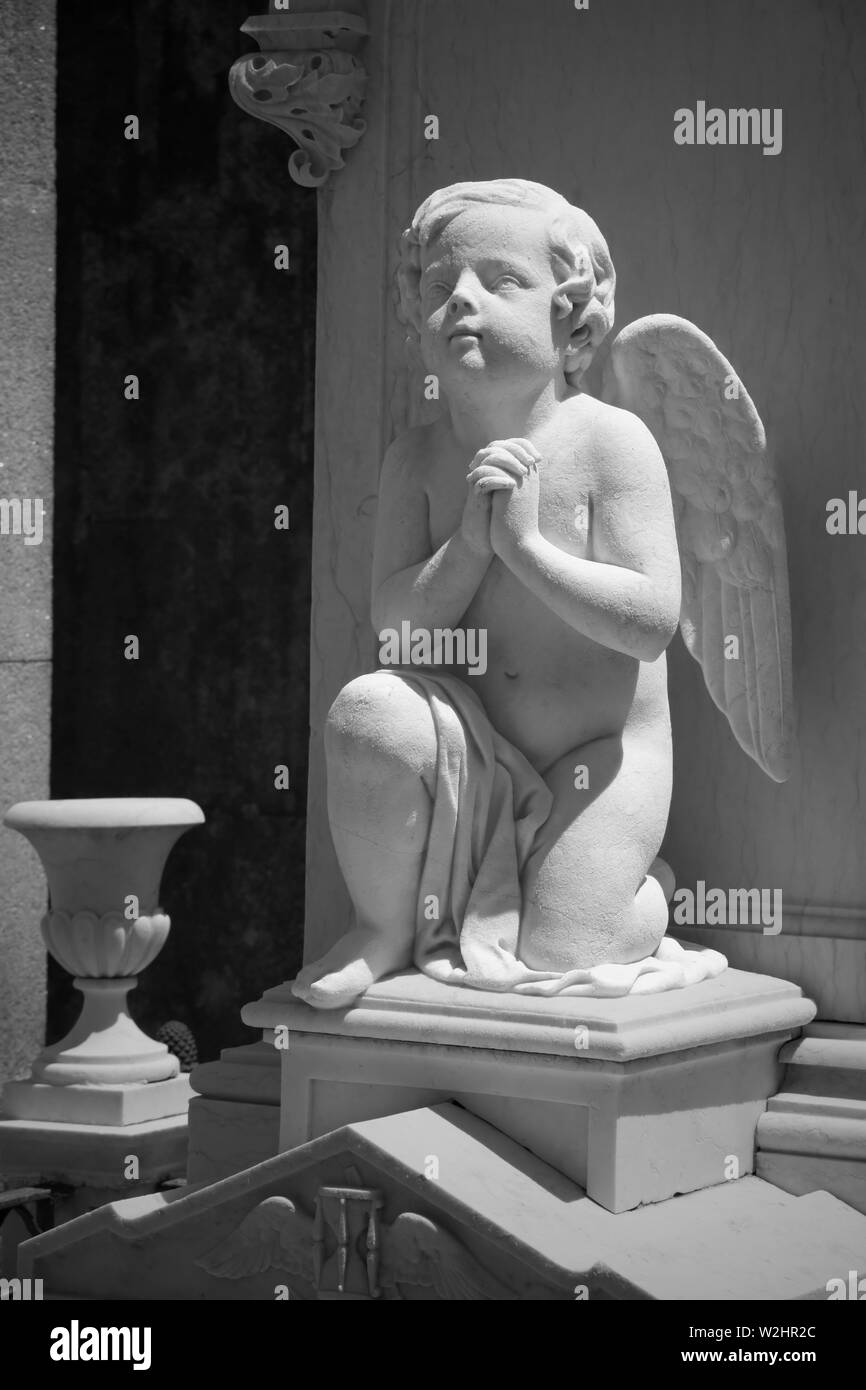 Child cemetery statue hi-res stock photography and images - Alamy