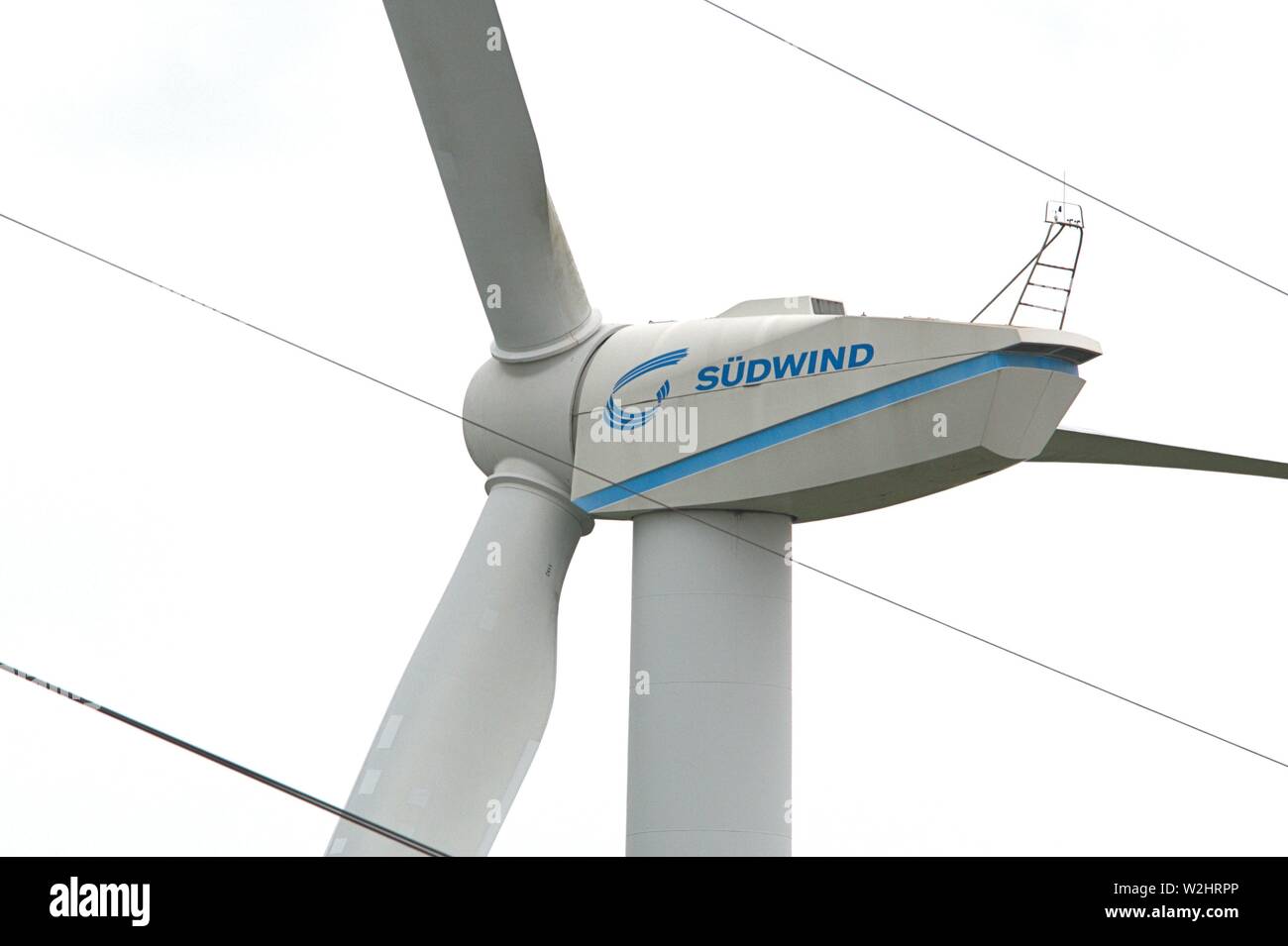 Schuby, Deutschland. 07th July, 2019. 07.07.2019, the powerhouse of a Sudwind wind turbine with the rotor hub and the recordings for the rotor blades near Schuby in Schleswig-Holstein. Sudwind Energy AG was acquired by competitor Nordex in the early 2000s following bankruptcy. Through the picture run a few outdoor lines. | usage worldwide Credit: dpa/Alamy Live News Stock Photo