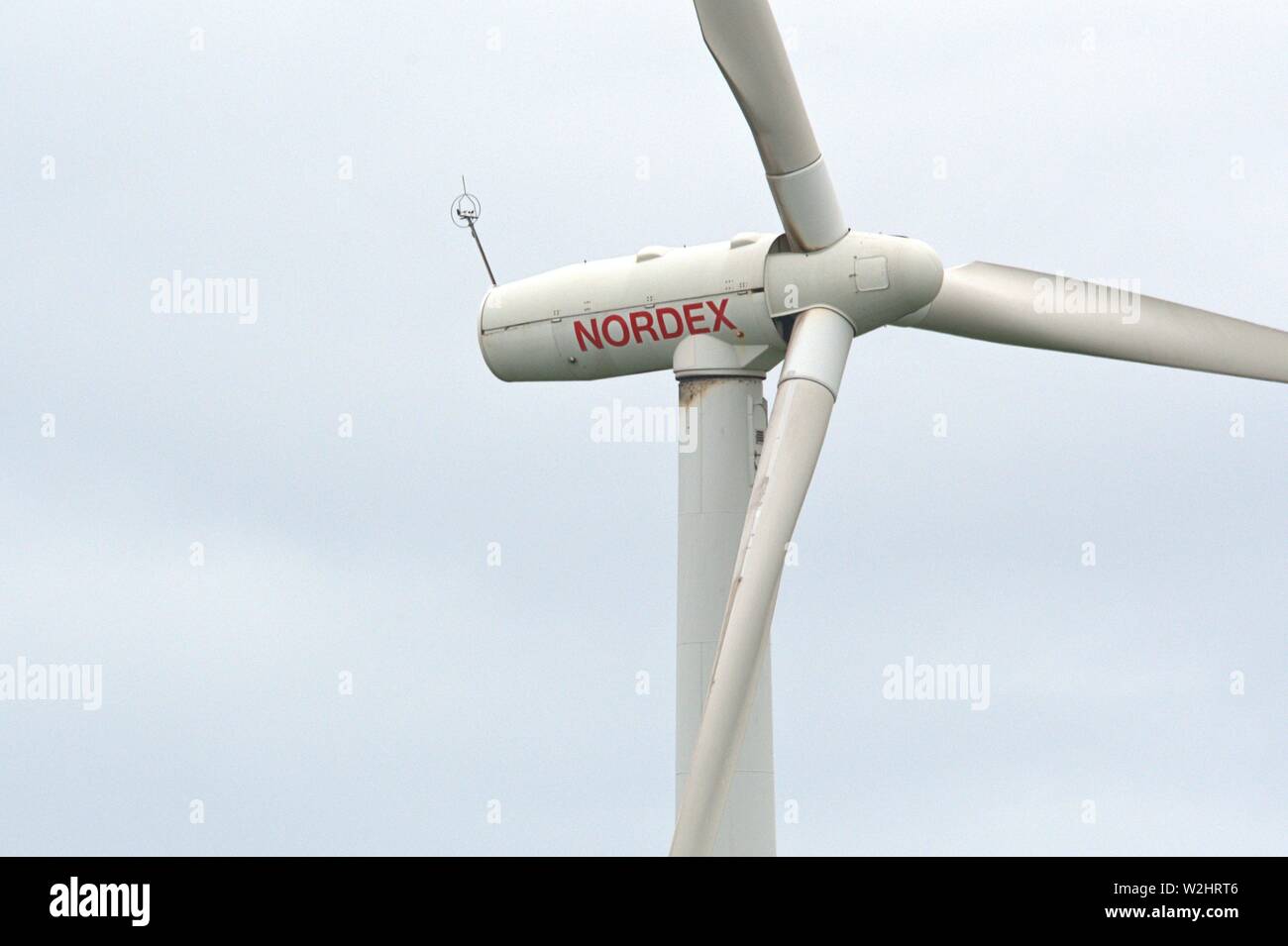 Schuby, Deutschland. 07th July, 2019. 07.07.2019, the slightly rusted machine house of an old Nordex wind turbine with the rotor hub and the photos for the rotor blades near Schuby in Schleswig-Holstein. Nordex SE is a European corporation with headquarters in Rostock. | usage worldwide Credit: dpa/Alamy Live News Stock Photo