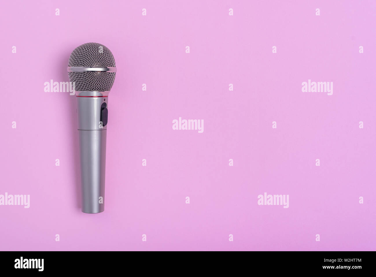 Concert microphone on beautiful purple background Stock Photo - Alamy