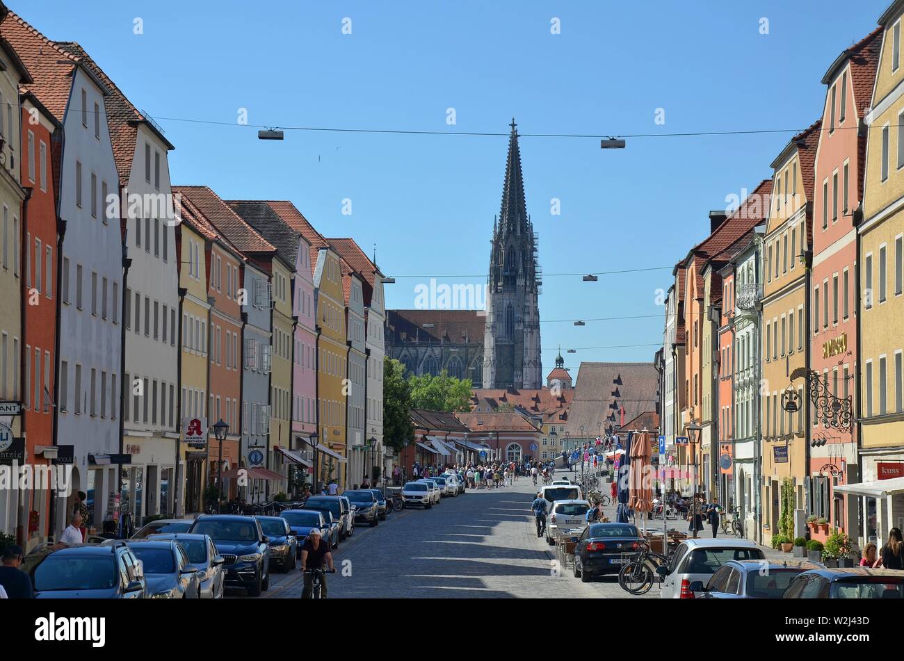 Regensburg, Oberpfalz, Bayern: historische Stadt an der Donau: Straße in der Vorstadt Stadtamhof, mit dem Dom Stock Photo