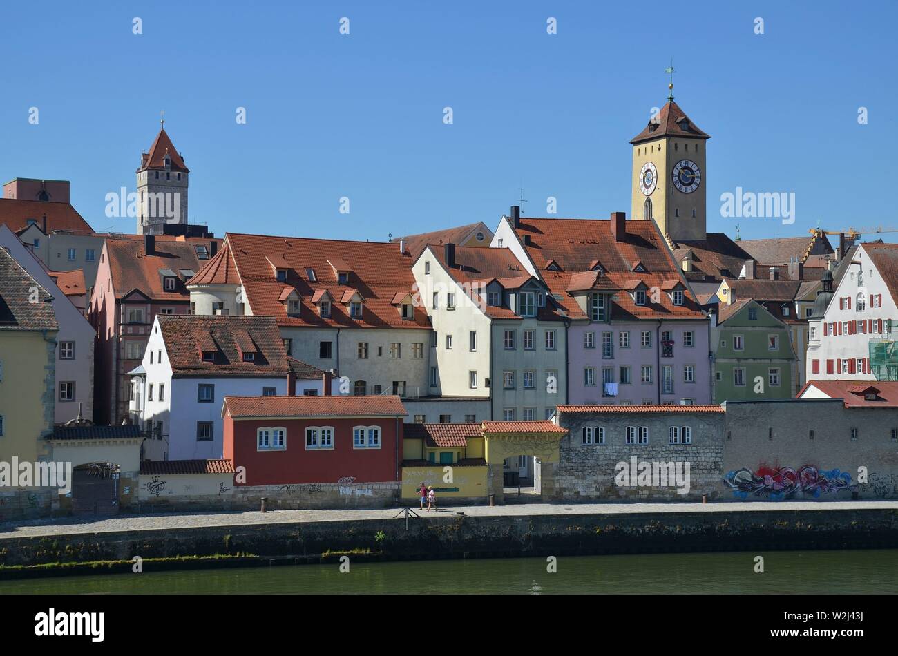 Regensburg, Oberpfalz, Bayern: historische Stadt an der Donau: Blick von der Steinernen Brücke auf die Altstadt Stock Photo