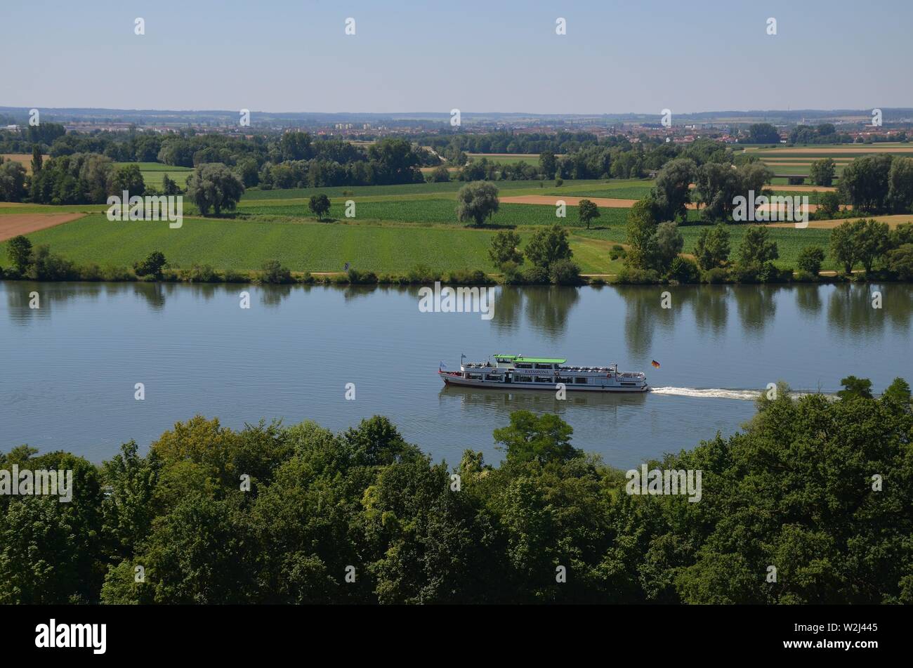 Regensburg, Oberpfalz, Bayern: historische Stadt an der Donau: Blick von der Walhalla auf die Donau, mit Ausflugsschiff Stock Photo