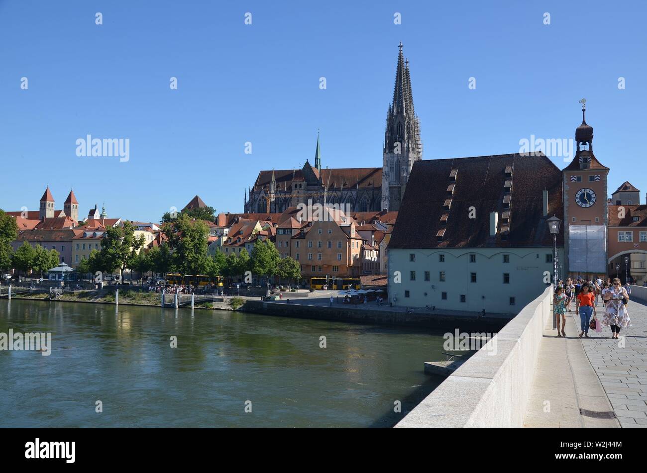 Regensburg, Oberpfalz, Bayern: historische Stadt an der Donau: Blick von der Steinernen Brücke auf die Altstadt und den Dom Stock Photo