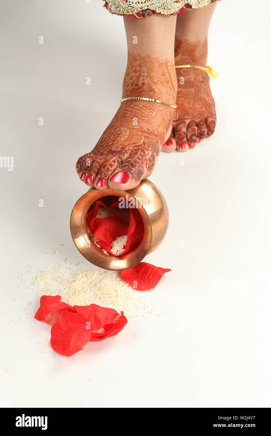 Red Bottom Ritual Bride performing a ritual Stock Photo - Alamy
