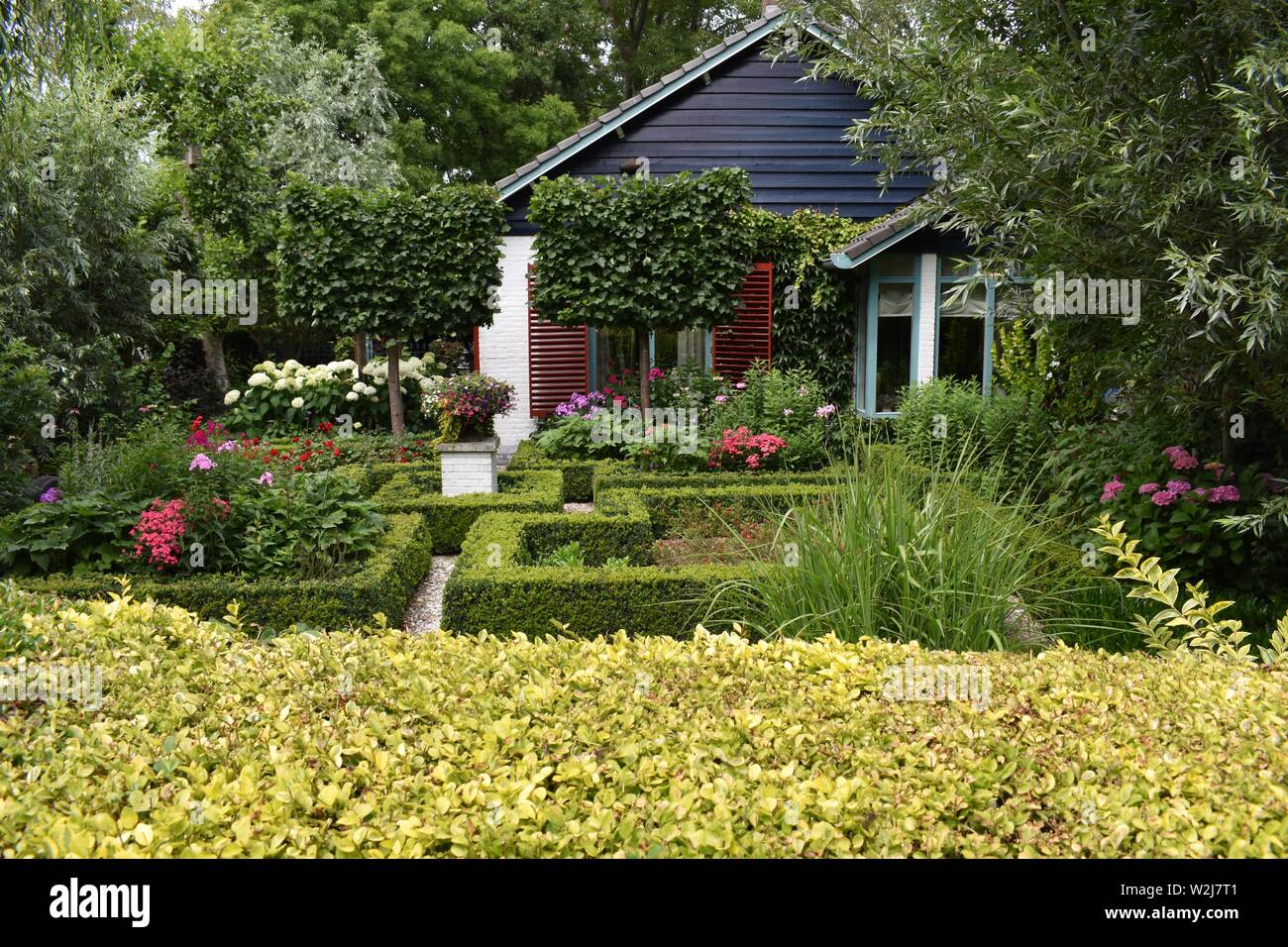 tiny house garden stock photos & tiny house garden stock images - alamy