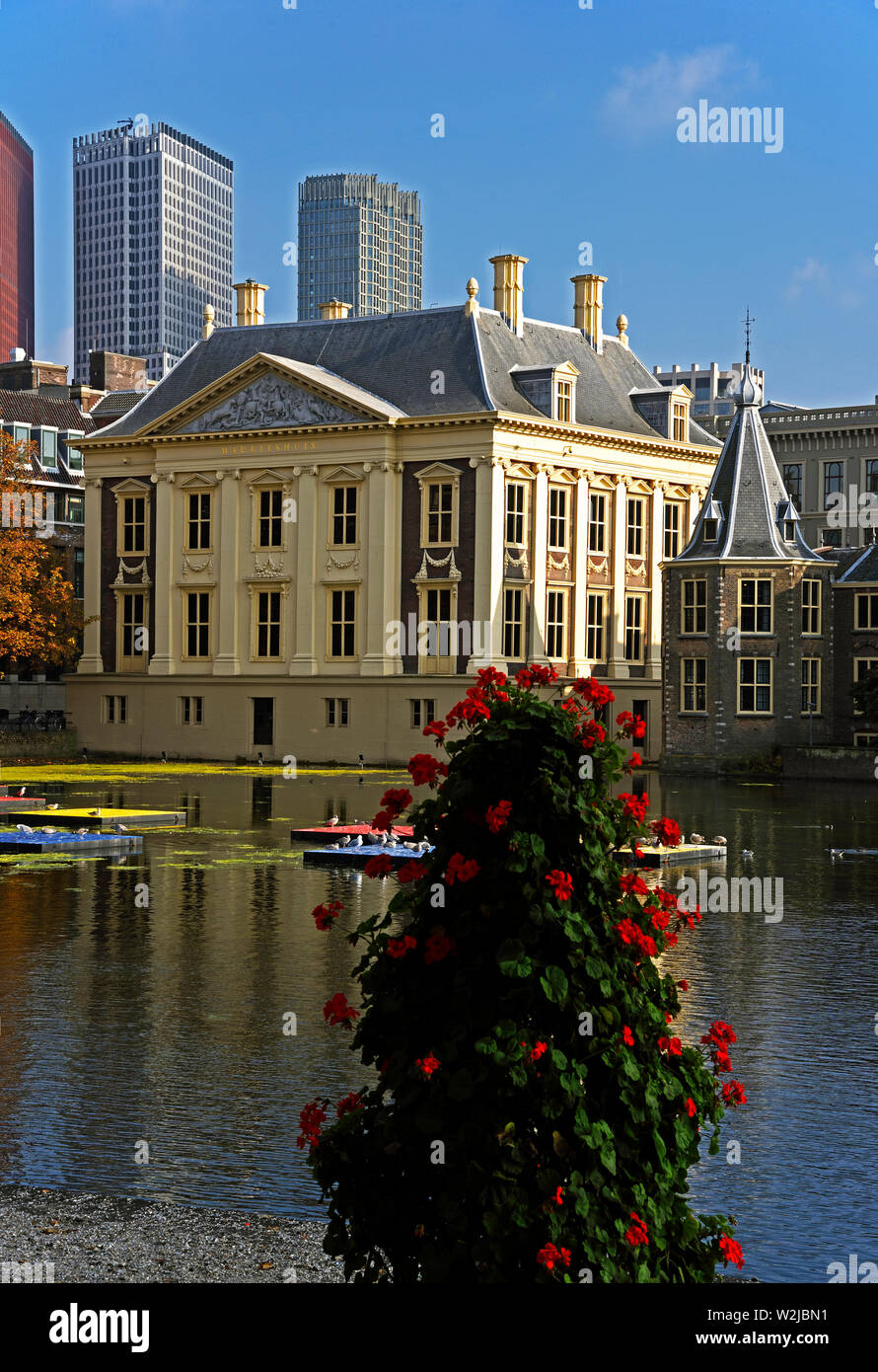 den haag, netherlands - september 25, 2017: mauritshuis, hofvijfer and the small tower ( torentje / office of the dutch prime minister ) within the bi Stock Photo
