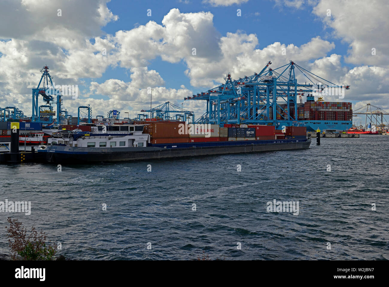 port of rotterdam, zuid holland/netherlands - september 07, 2018:  triple e class containership  maersk mumbai (imo  9780471) loading/unloading cargo Stock Photo