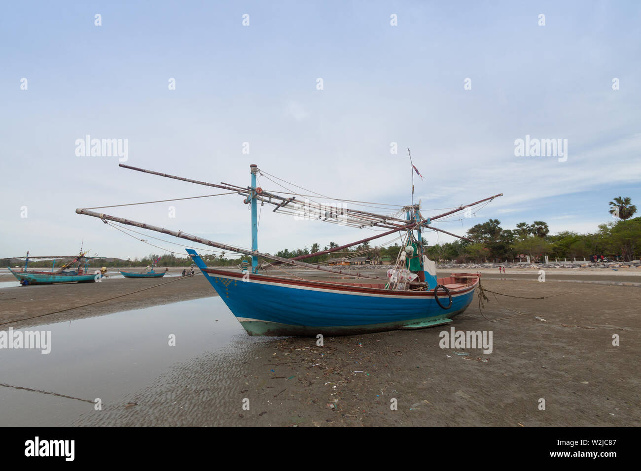 Boat dock at low tide hi-res stock photography and images - Alamy