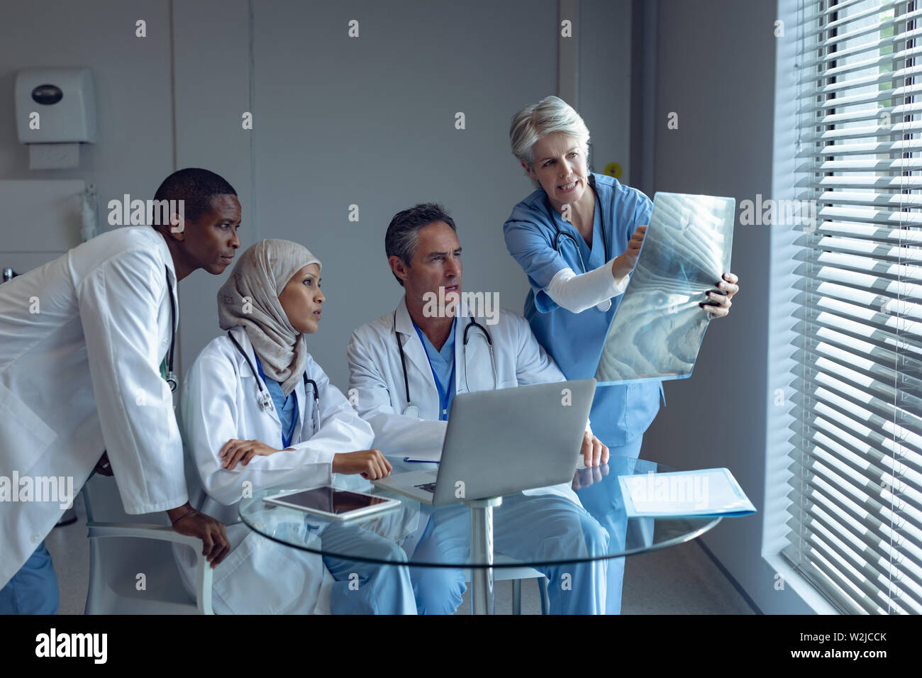 Medical team discussing over x-ray report in hospital Stock Photo - Alamy