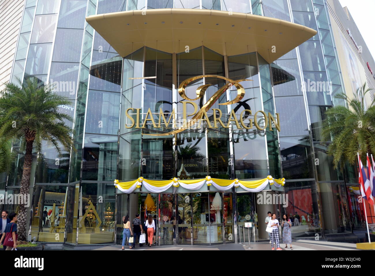 Front view of Giorgio Armani store in Siam Paragon Mall. Bangkok, Thailand.  – Stock Editorial Photo © OlegDoroshenko #70108221