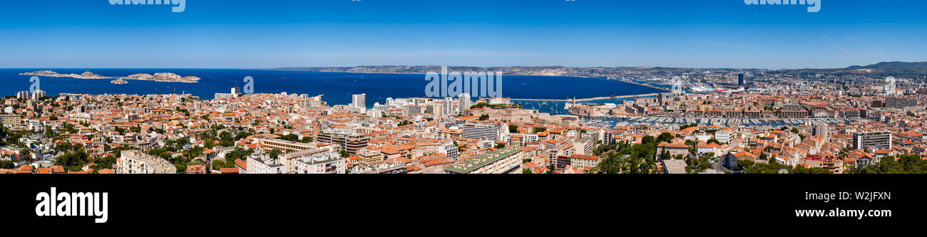 France, Bouches-du-Rhône (13), Marseille harbor. Panoramic summer view on Marseille rooftops with Vieux Port and the Mediteranean Sea. Europe Stock Photo