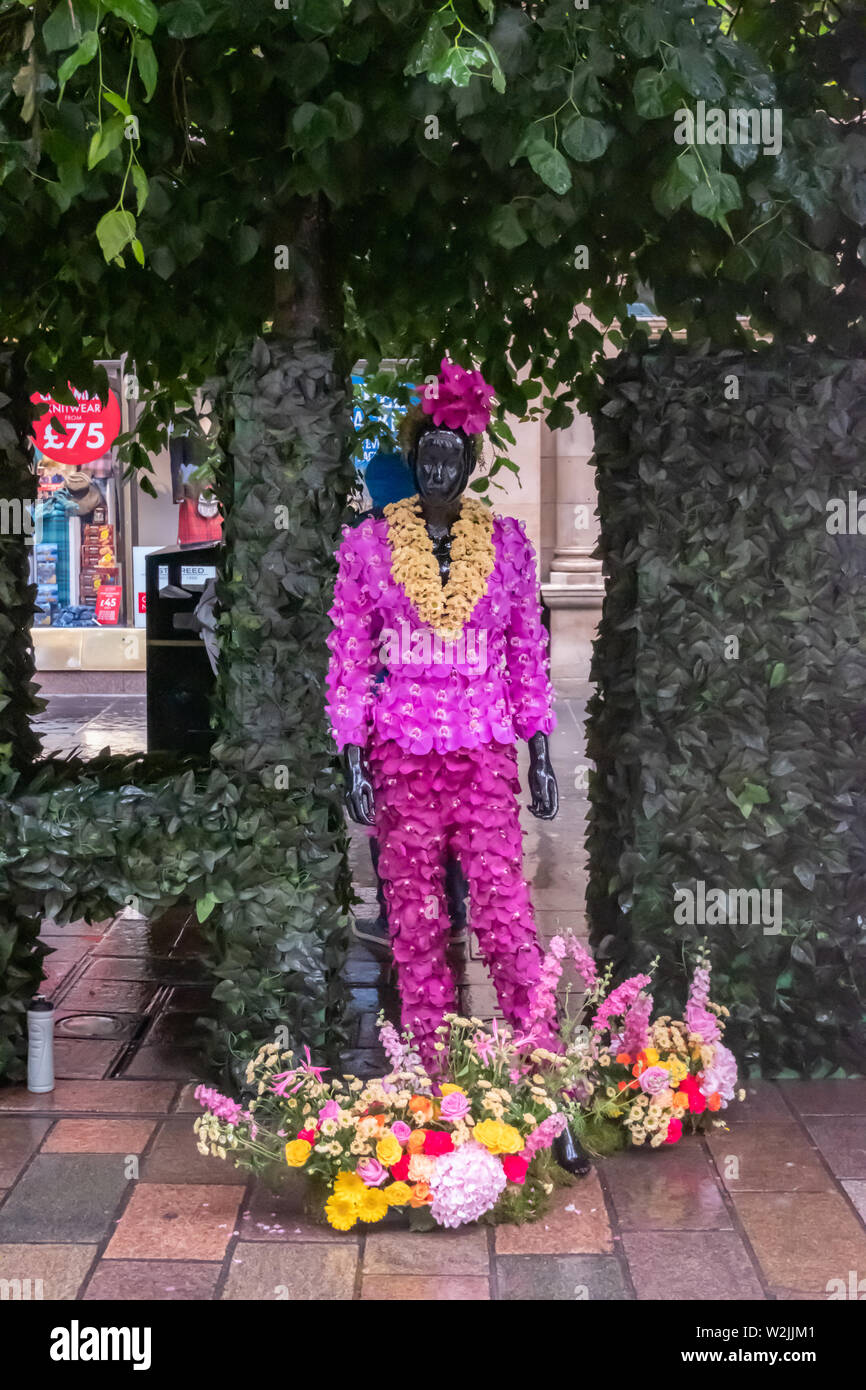 Glasgow, Scotland, UK. 9th July, 2019. UK Weather. A floral mannequin ...