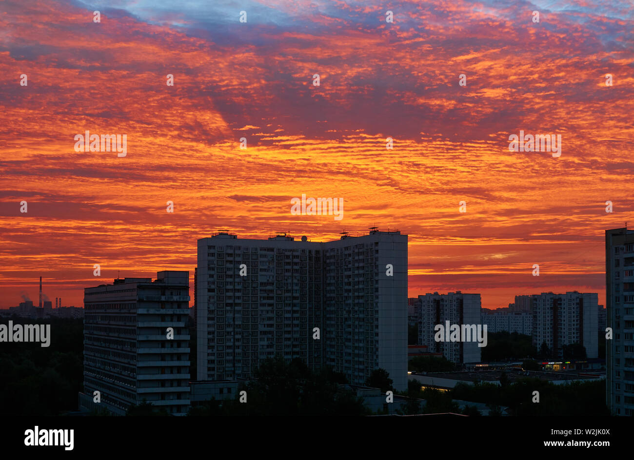 Golden red dawn sky hi-res stock photography and images - Alamy