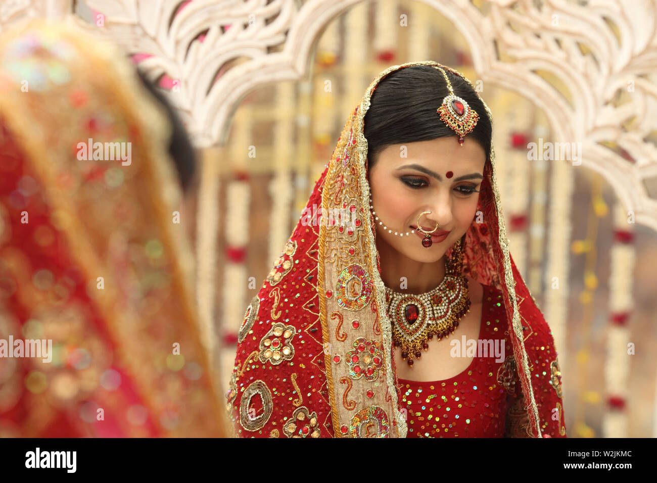 Beautiful indian bride dressed hi-res stock photography and images - Alamy