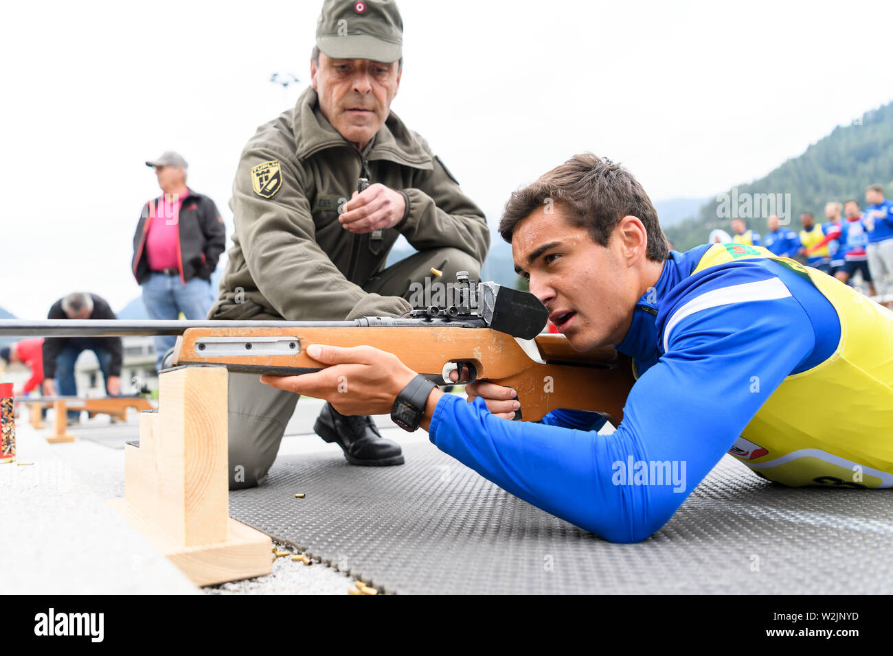 Teambuilding at afterwithtag in biathlon stadium. Dirk Carlson (KSC) at the shooting range. GES / football / 2nd Bundesliga: training camp of the Karlsruhe Sports Club in Waidring, 07/09/2019 Football / Soccer: 2nd League: training camp Karlsruher SC, Waidring, Austria, July 9, 2019 | usage worldwide Stock Photo