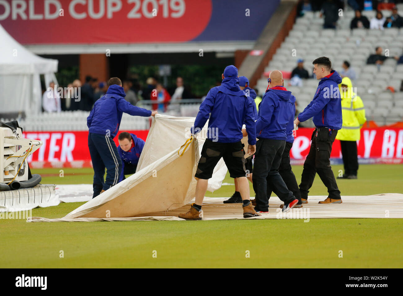 picture Old Trafford Cricket Ground Pitch https www alamy com old trafford manchester uk 9th july 2019 icc world cup cricket semi final india versus new zealand ground staff start to remove the pitch covering for an inspection by the umpires after the rain delay credit action plus sports imagesalamy live news image259805979 html