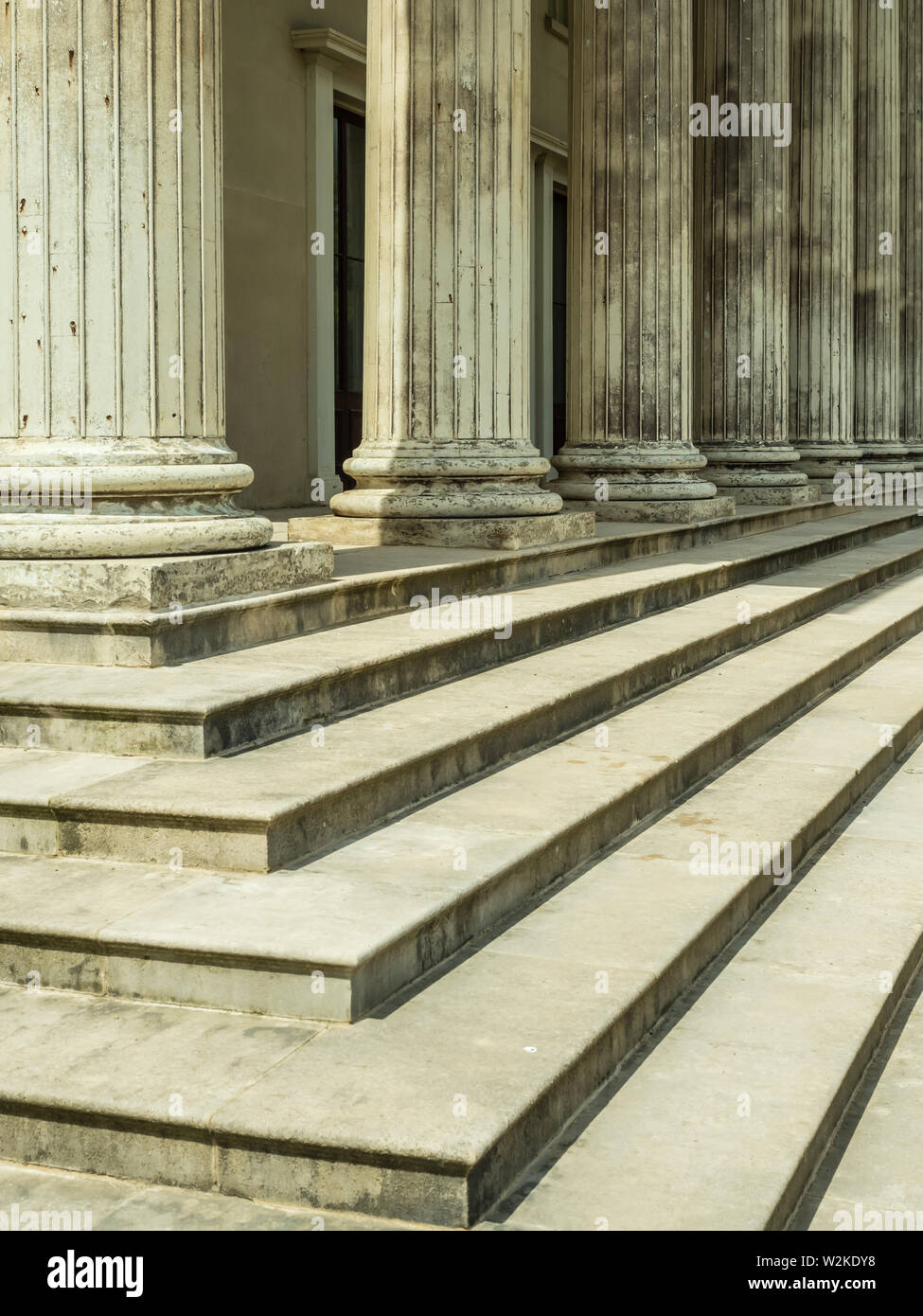 Stately home steps hi-res stock photography and images - Alamy