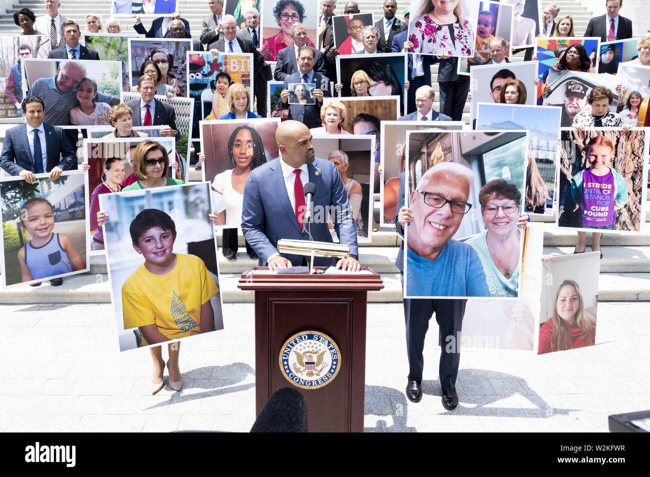 Washington, D.C, USA. 9th July, 2019. U.S. Representative MARC VEASEY (D-TX) in front of a group of Democratic Senators and Representatives on the steps of the U.S. Capitol speaking against the ''assault on protections for people with pre-existing conditions'', on the steps of the US Capitol in Washington, DC on July 9, 2019. Credit: Michael Brochstein/ZUMA Wire/Alamy Live News Stock Photo