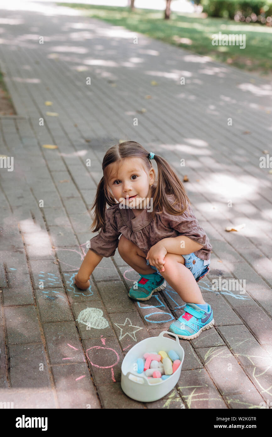 Cute toddler girl hi-res stock photography and images - Alamy