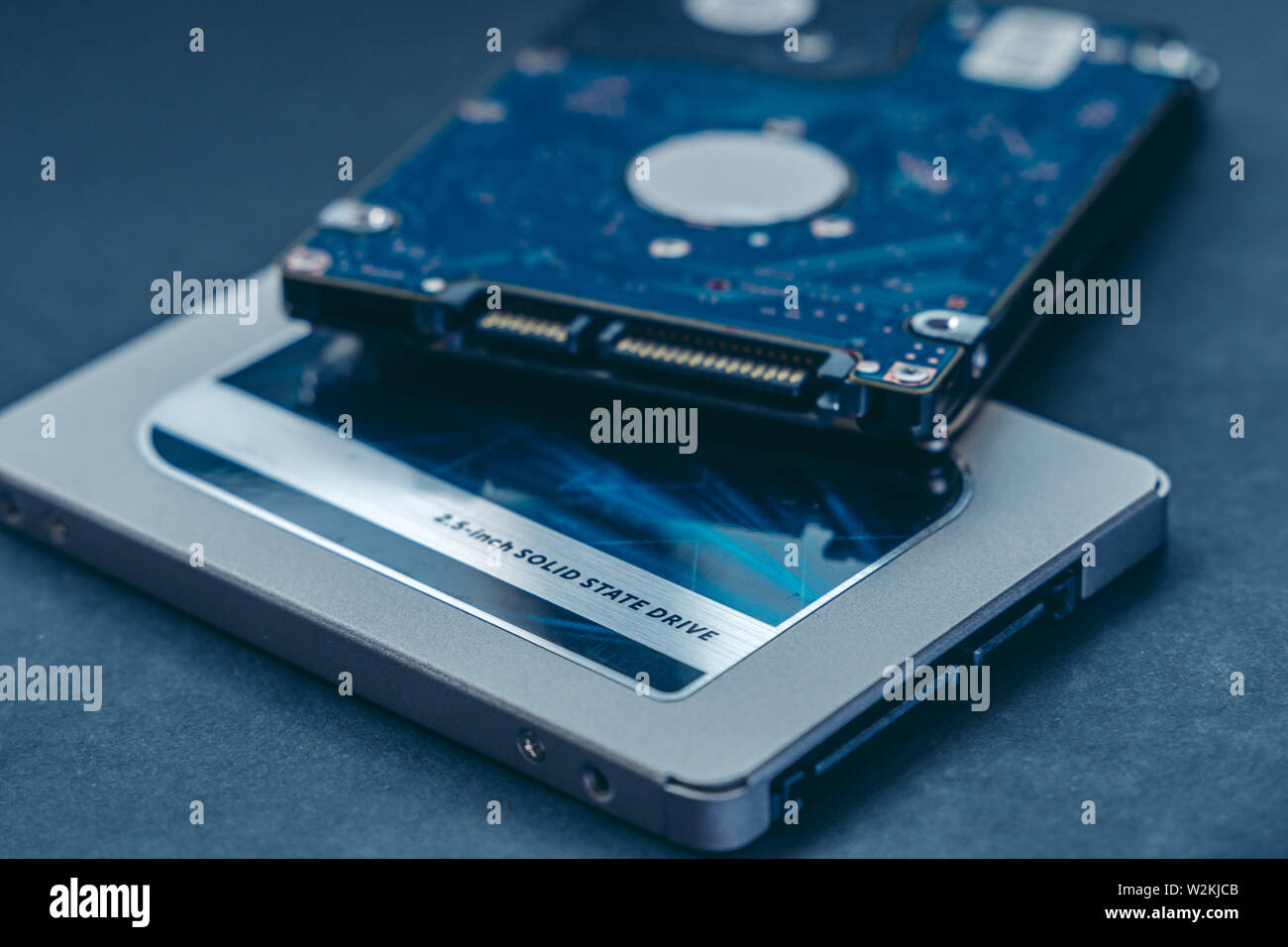 SSD drive and 2.5 HDD drive. Solid State Drive vs traditional HDD