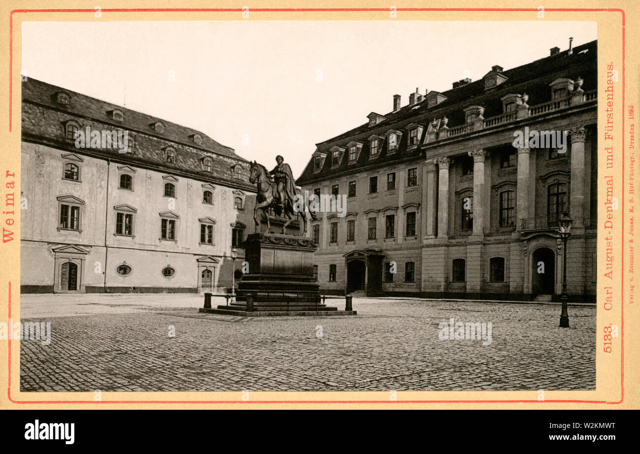 Europa, Deutschland, Thüringen, Weimar, Carl August Denkmal und Fürstenhaus, herausgegeben vom Verlag Römmler & Jonas, Dresden, 1892 . /  Europe, Germ Stock Photo