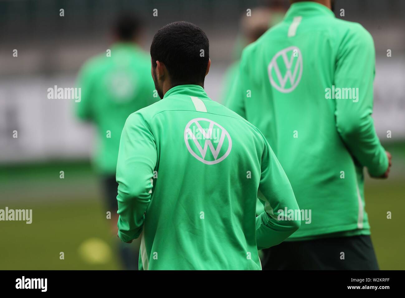 Wolfsburg, Deutschland. 09th July, 2019. firo: 09.07.2019, football, 1.Bundesliga, season 2019/2020, test match, VfL Wolfsburg - SM Caen VW logo on the jackets | usage worldwide Credit: dpa/Alamy Live News Stock Photo