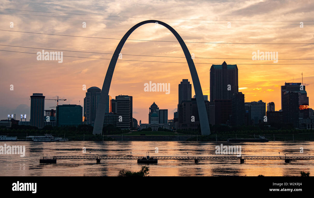 Saint Louis skyline with Gateway Arch at sunset - ST. LOUIS, USA - JUNE 19,  2019 Stock Photo - Alamy