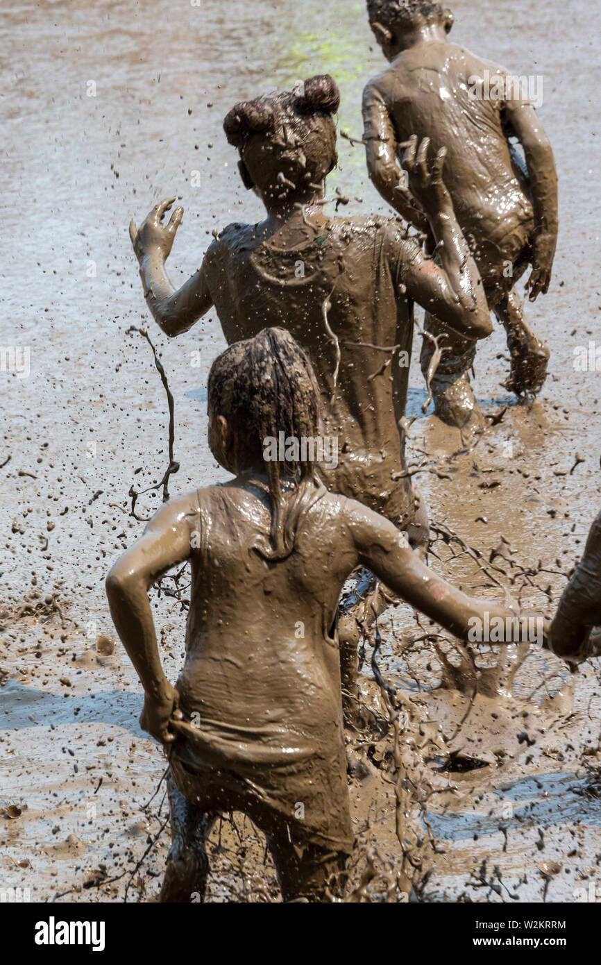 Westland, Michigan - Children age 12 and younger, along with some parents, play in the mud during the annual 'Youth Mud Day' organized by Wayne County Stock Photo