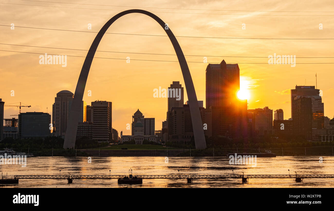 Saint louis skyline with gateway arch at sunset st louis hi-res stock ...