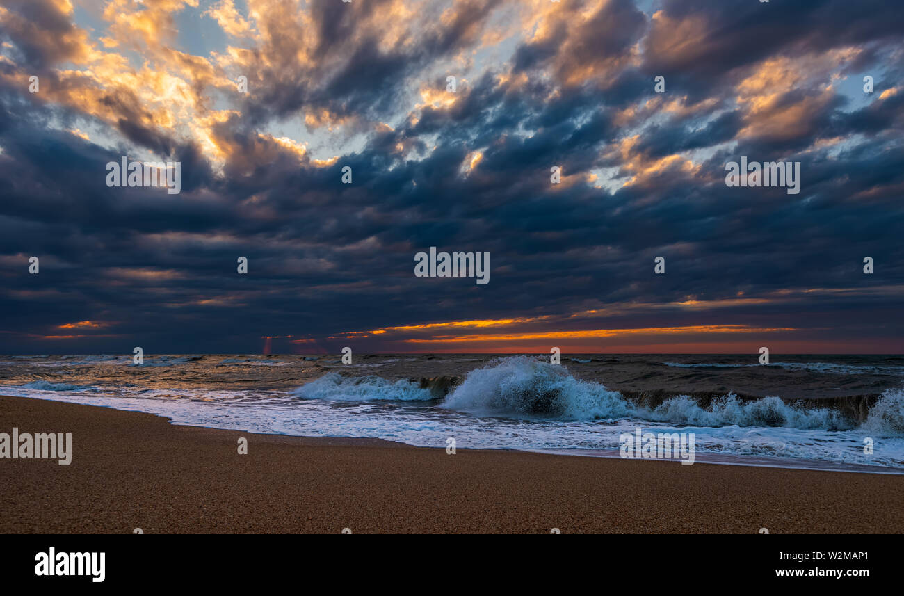 Scenic sunset ocean waves splashing hi-res stock photography and images ...