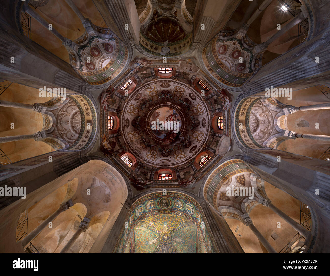 Ravenna, Basilica di San Vitale, Blick nach oben in das Oktogon Stock Photo