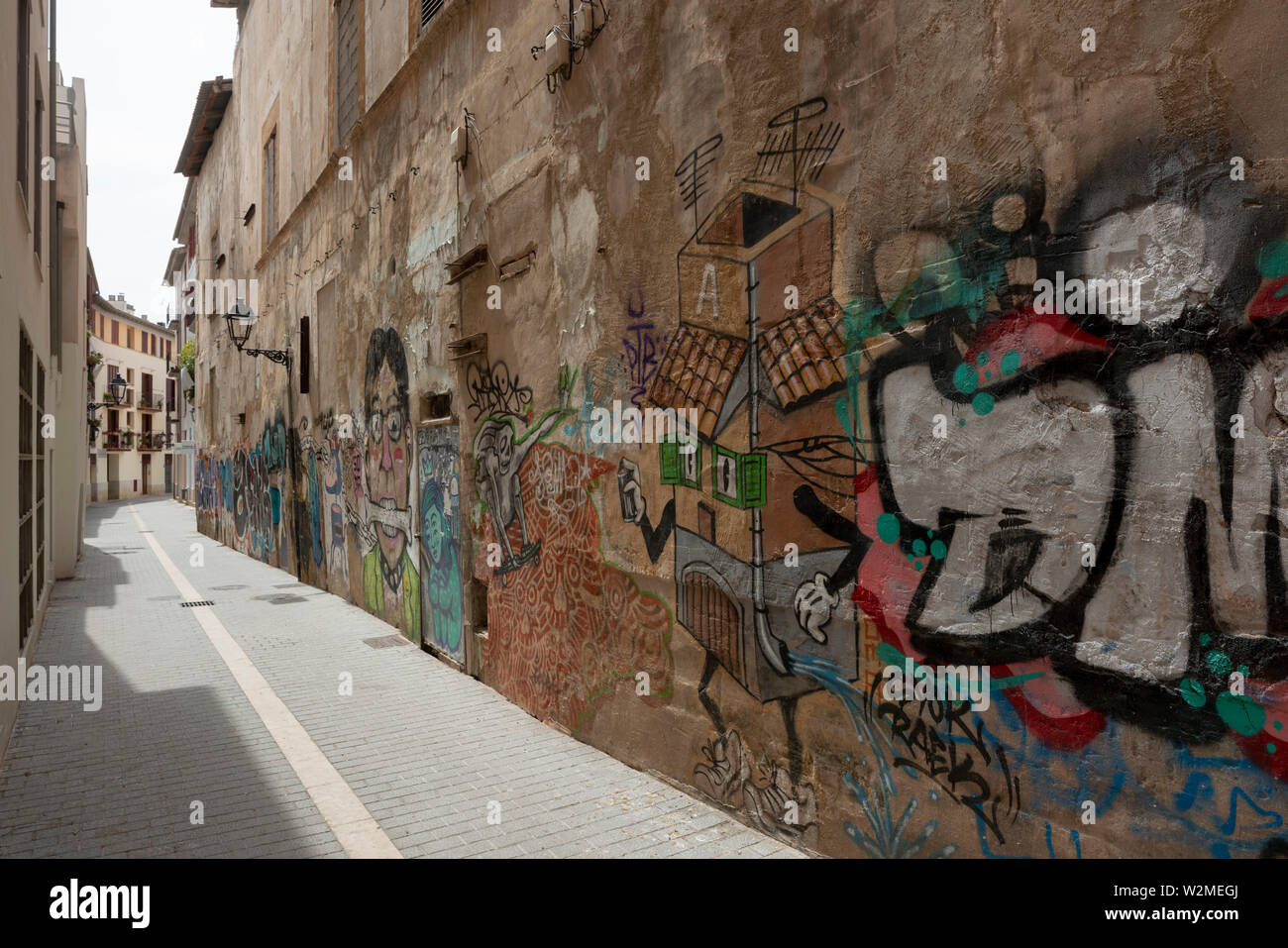 Mallorca, Palma de Mallorca, Altstadtgasse mit Graffiti Stock Photo