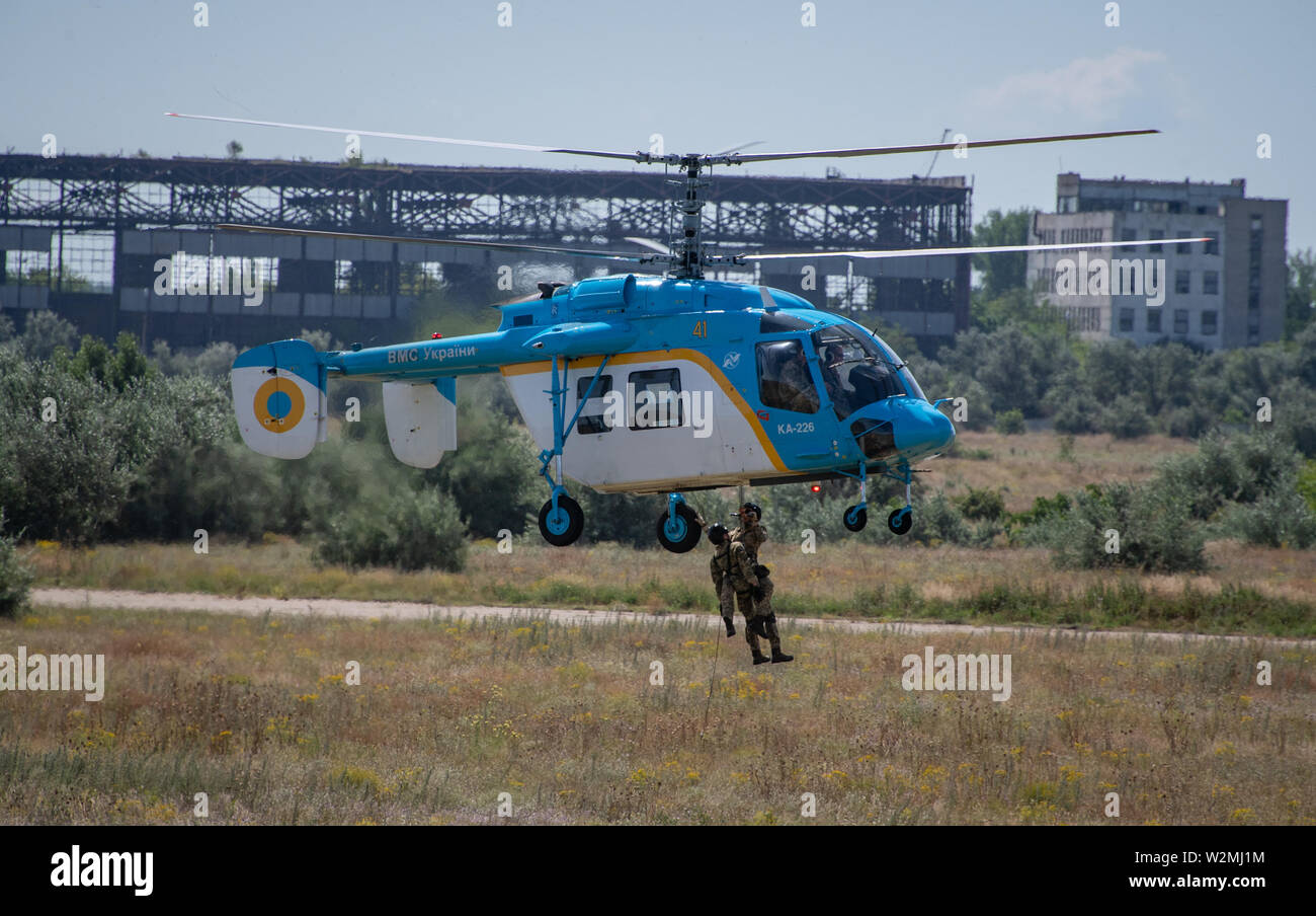 MYKOLAIV, Ukraine (July 9, 2019) — Ukrainian military personnel perform a simulated rescue mission at an air show event during exercise Sea Breeze 2019, in Mykolaiv, Ukraine, July 9, 2019. Sea Breeze is a U.S. and Ukraine co-hosted multinational maritime exercise held in the Black Sea, designed to enhance interoperability of participating nations and strengthen maritime security and peace within the region. (U.S. Navy photo by Mass Communication Specialist 3rd Class T. Logan Keown/Released) Stock Photo