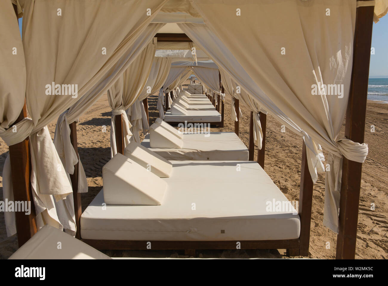 Luxury beach beds hi-res stock photography and images - Alamy