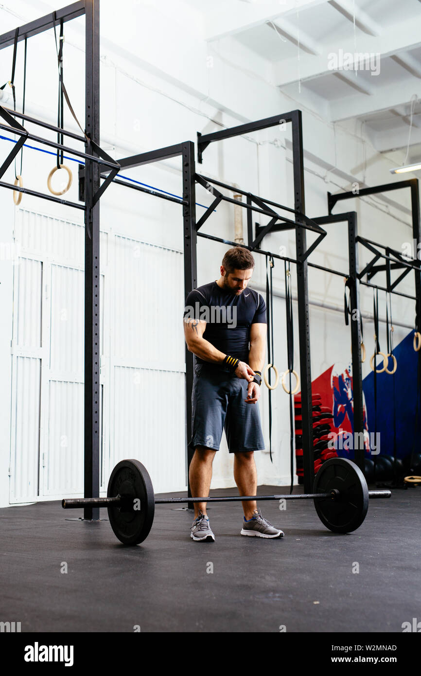 Man lifting gym heavy hi-res stock photography and images - Alamy