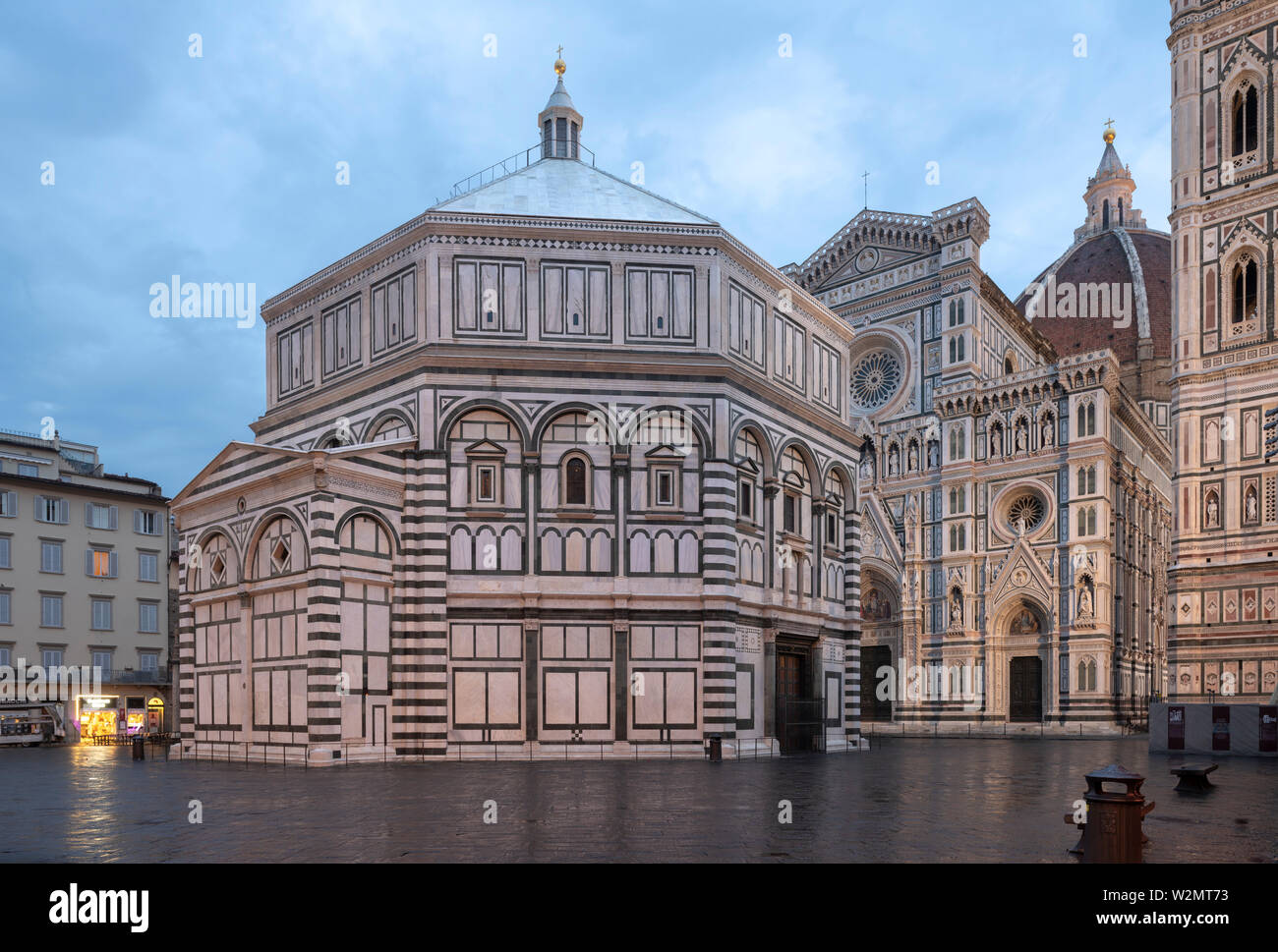 Florenz, Firenze, Dom, Duomo Santa Maria del Fiore, Baptisterium San Giovanni von Südwesten, dahinter die Domfassade Stock Photo