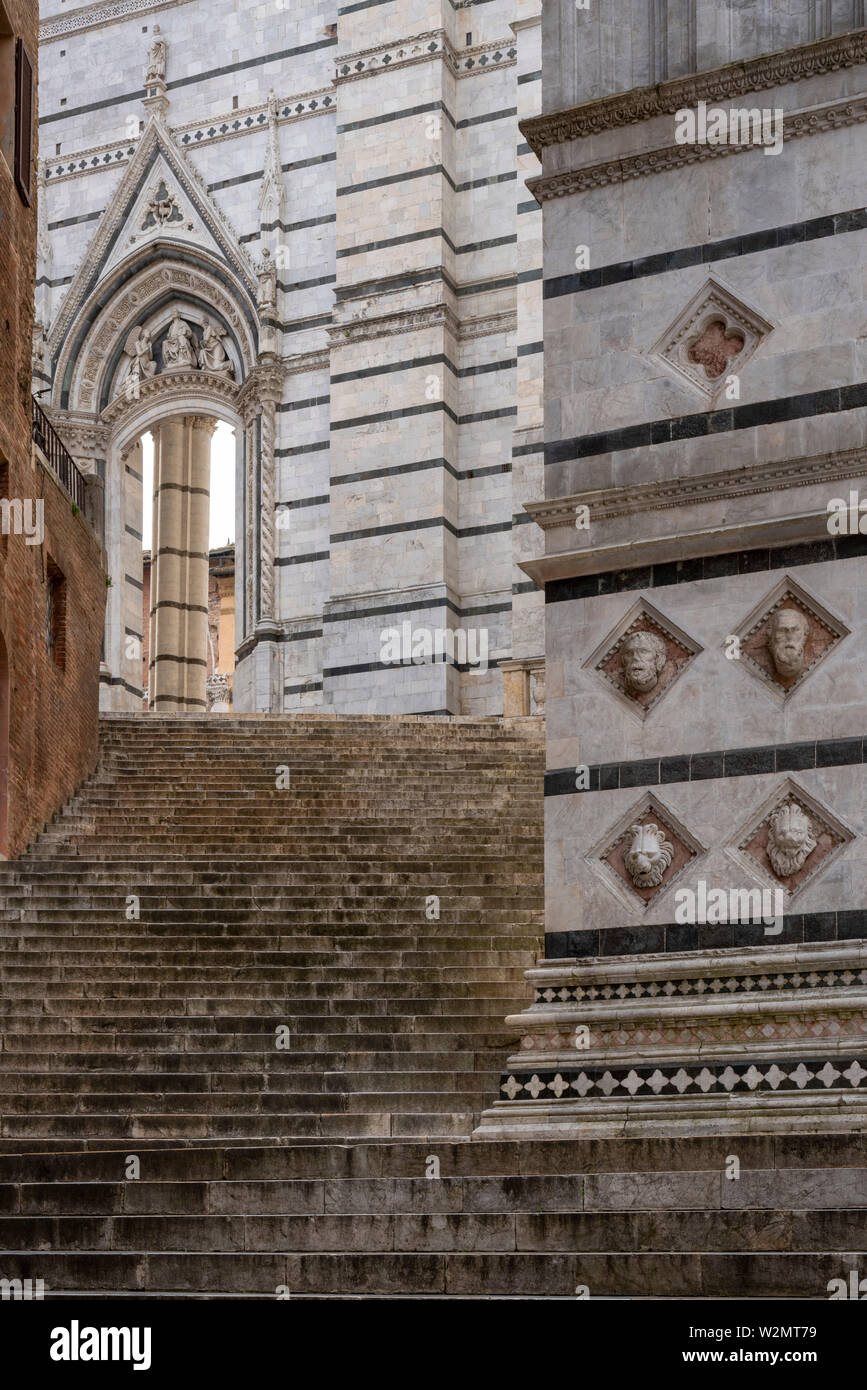 Siena, Duomo Santa Maria, Südostecke, Treppe zwischen Unterkirche unter dem Chor und dem geplanten Langhaus. Im Hintergrund Pfeiler des unvollendeten Stock Photo