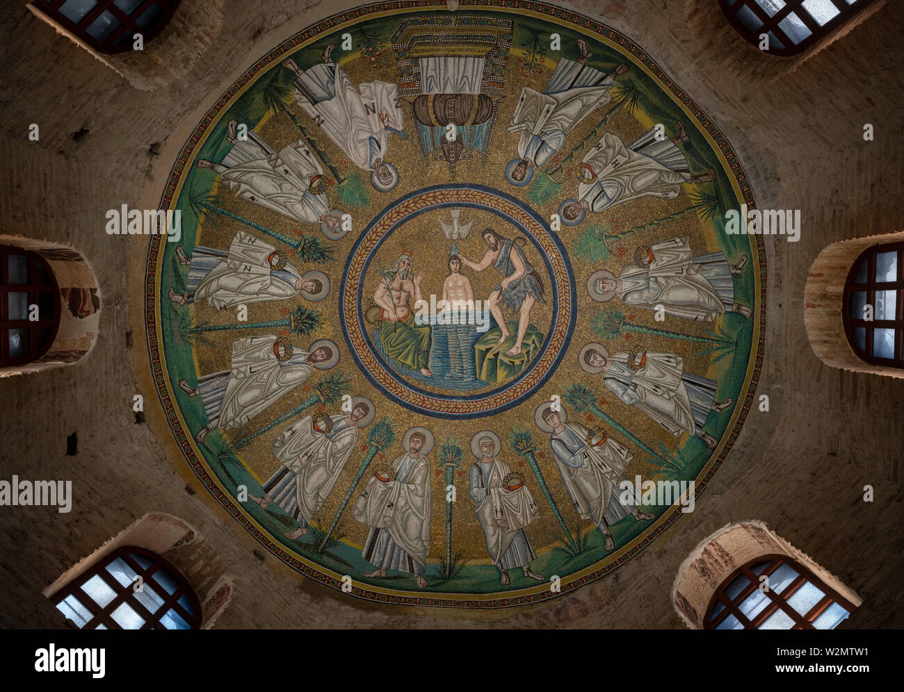 Ravenna, Baptisterium der Arianer, Battistero degli Ariani, Arian Baptistery, Blick in das Kuppelmosaik Stock Photo