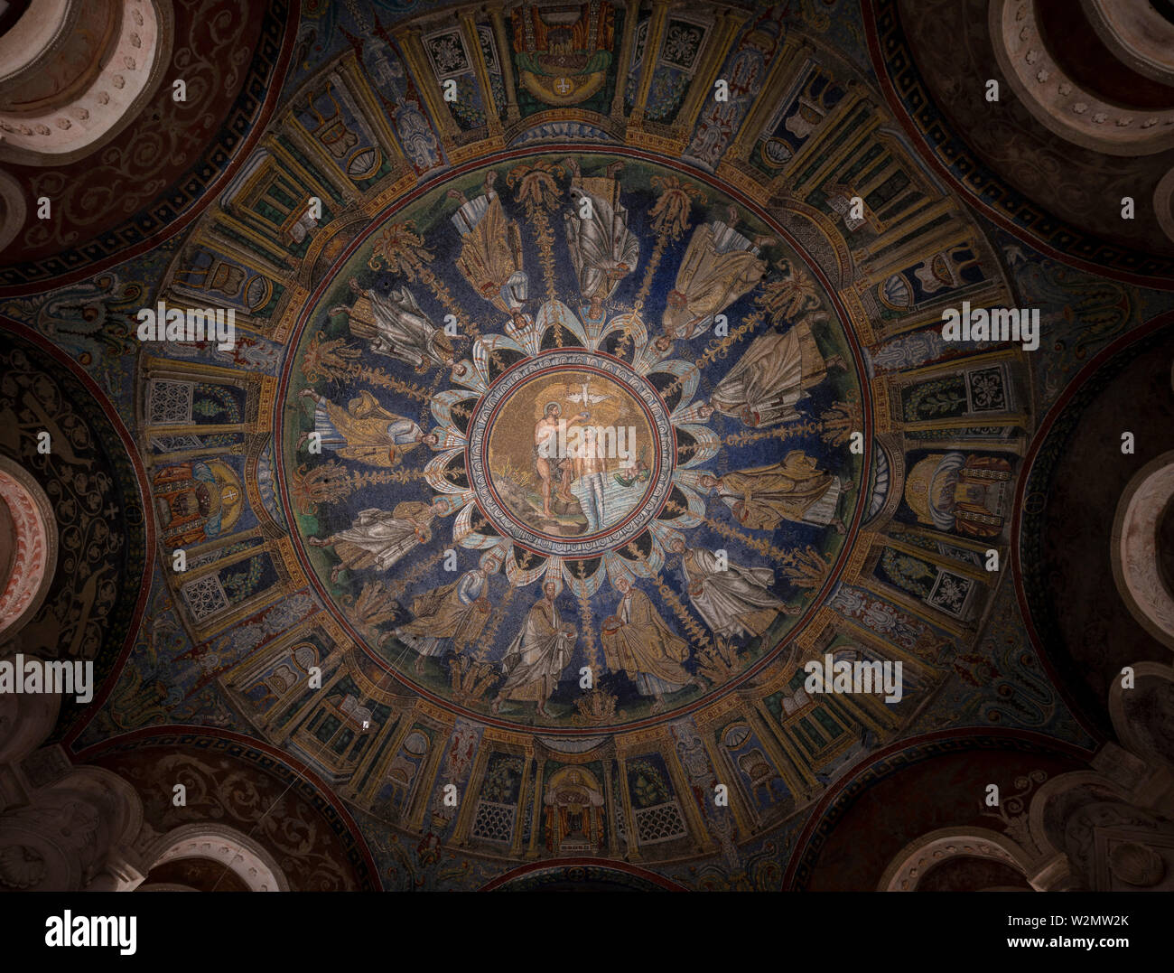 Baptisterium der Kathedrale von Ravenna (auch Baptisterium der Orthodoxen, Battistero Neoniano oder Neonische Taufkapelle genannt), Blick in das Kuppe Stock Photo