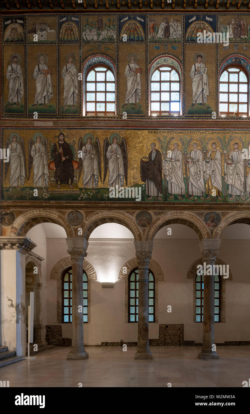 Ravenna, Basilika di Sant' Apollinare Nuovo, Südwand mit Mosaik: Prozession der Märtyrer, thronender Christus zwischen vier Engeln Stock Photo