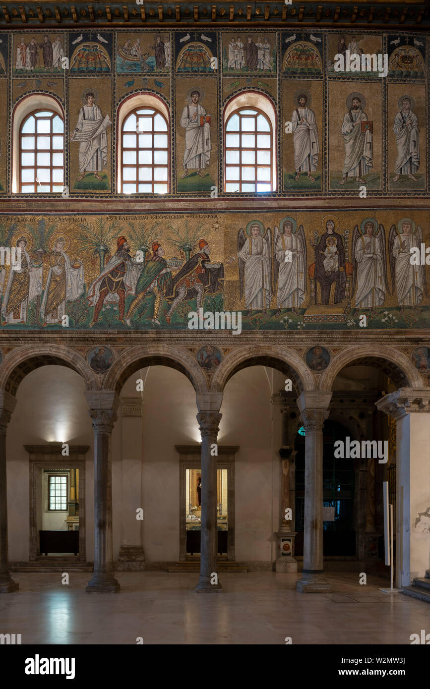 Ravenna, Basilika di Sant' Apollinare Nuovo, Nordwand, Madonnenwand mit Mosaik: Prozession der Märtyrerinnen, Heilige drei Könige und thronende Madonn Stock Photo